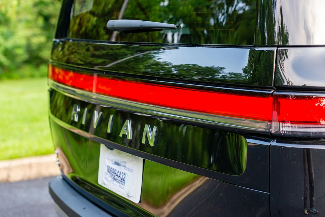 2023 Rivian R1S - Image 30 of 31