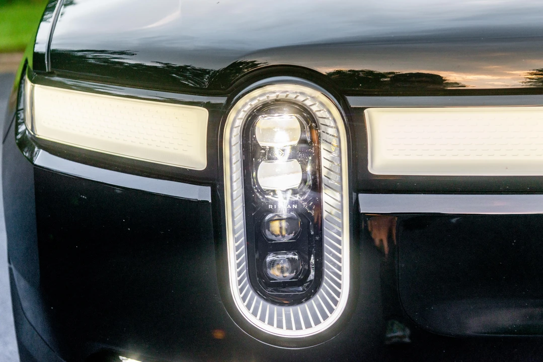 2023 Rivian R1S - Image 12 of 31