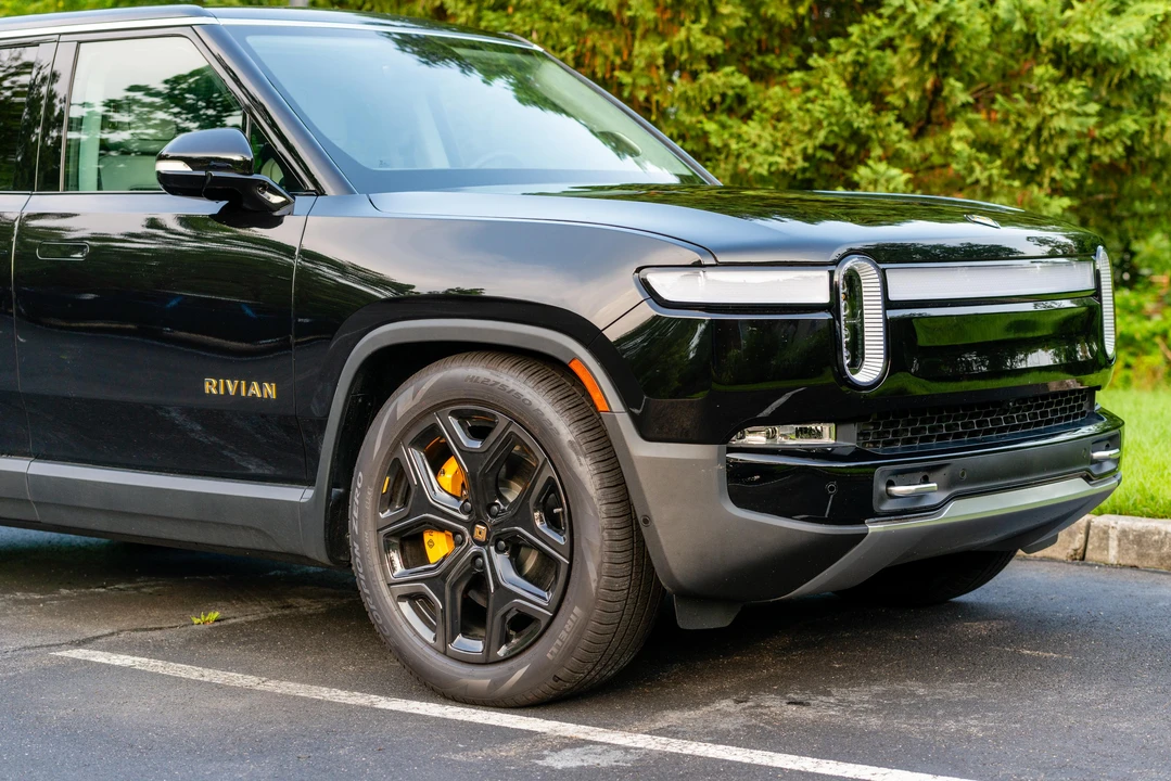 2023 Rivian R1S - Image 10 of 31