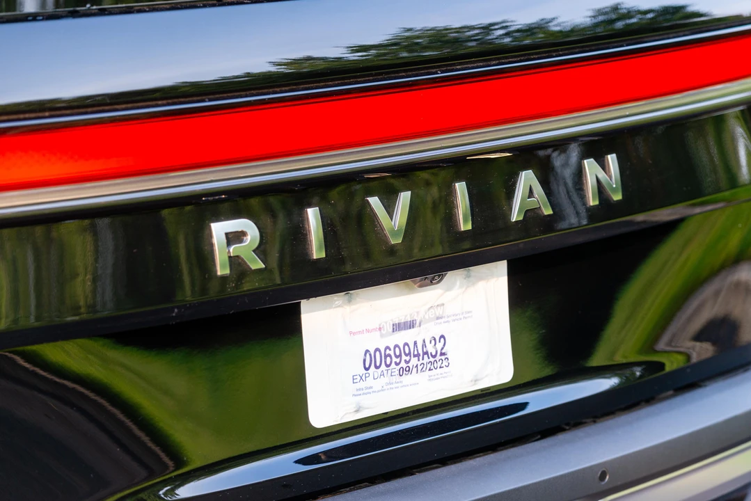 2023 Rivian R1S - Image 28 of 31
