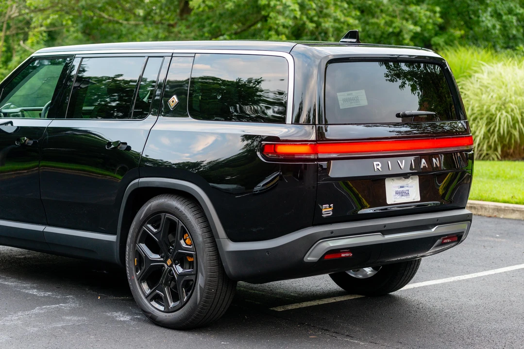 2023 Rivian R1S - Image 26 of 31