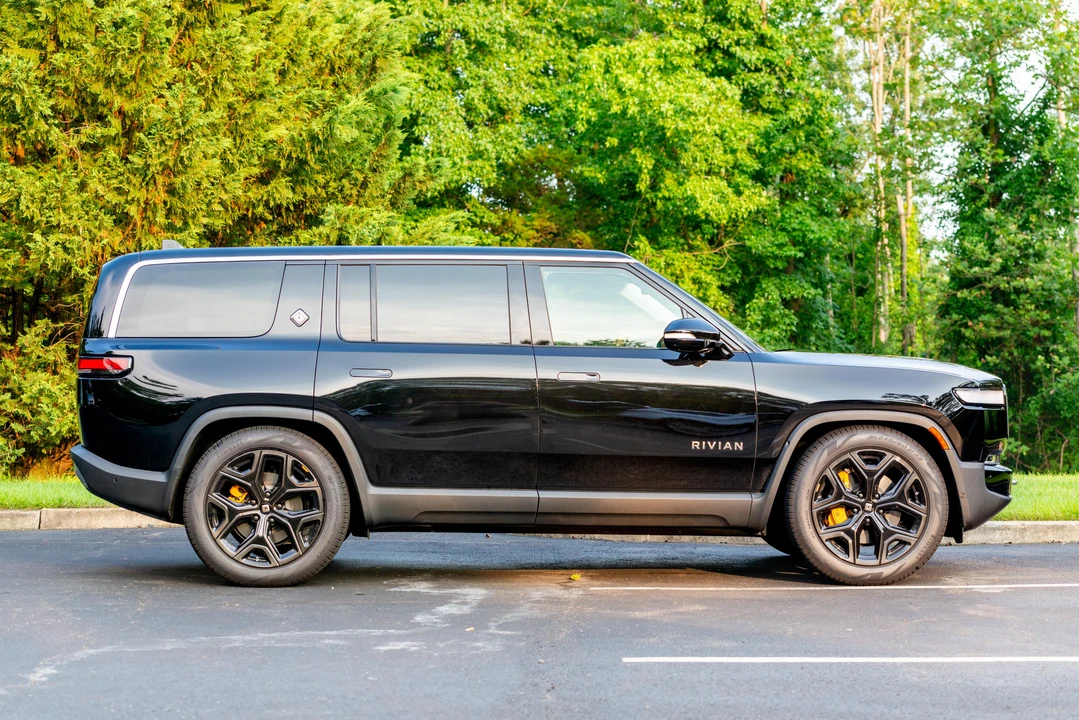 2023 Rivian R1S - Image 9 of 31
