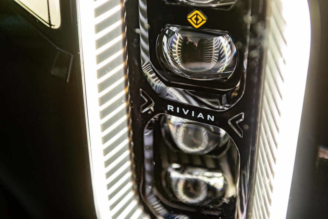 2023 Rivian R1S - Image 17 of 31