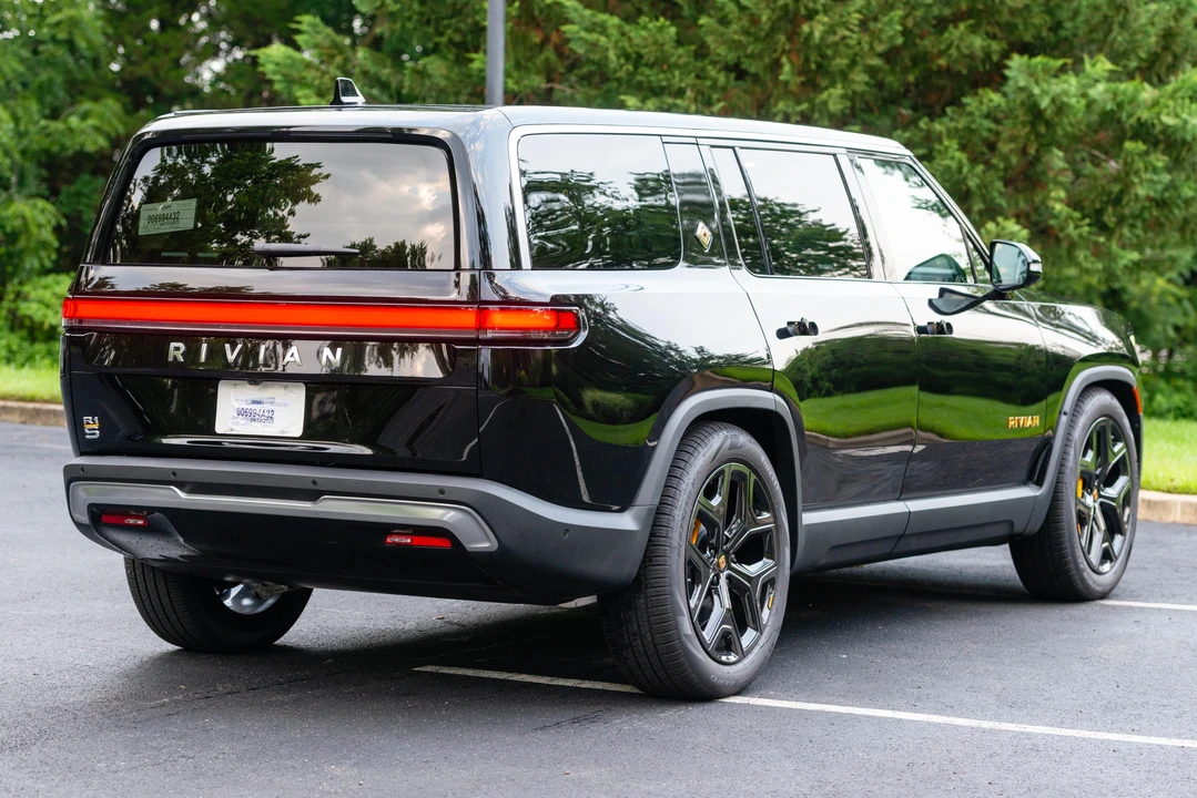 2023 Rivian R1S - Image 8 of 31