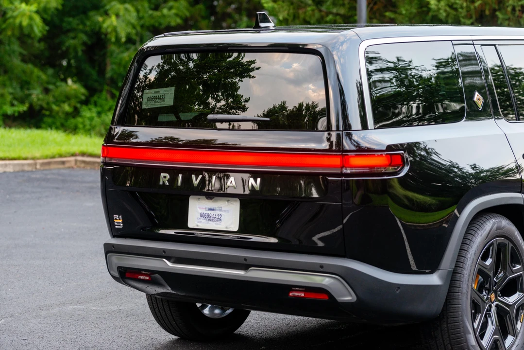 2023 Rivian R1S - Image 29 of 31