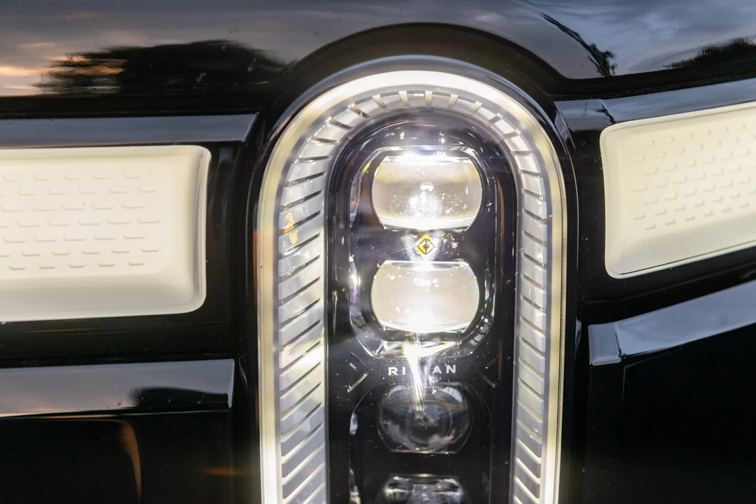 2023 Rivian R1S - Image 16 of 31