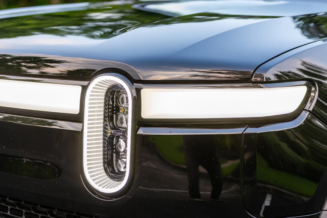 2023 Rivian R1S - Image 15 of 31