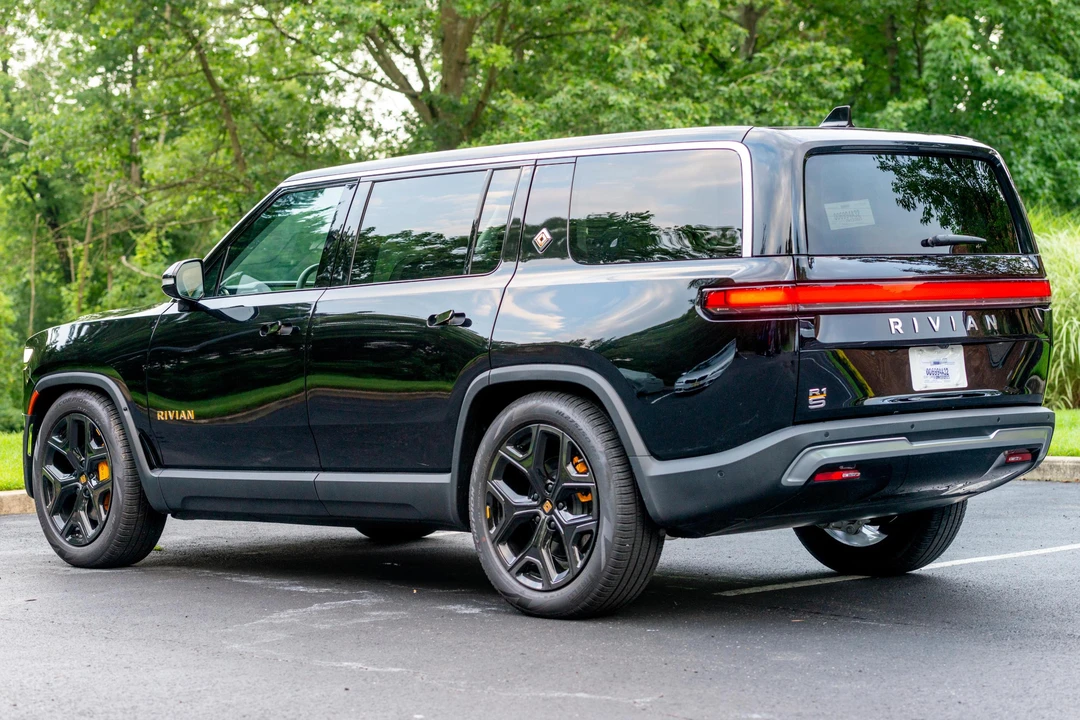 2023 Rivian R1S - Image 4 of 31