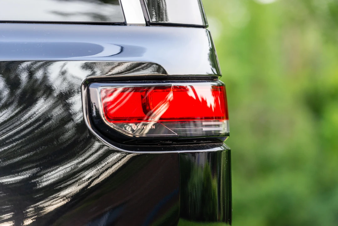 2023 Rivian R1S - Image 25 of 31