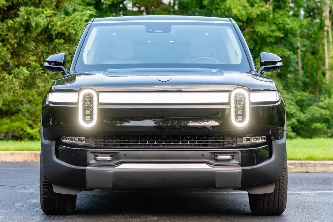 2023 Rivian R1S - Image 2 of 31
