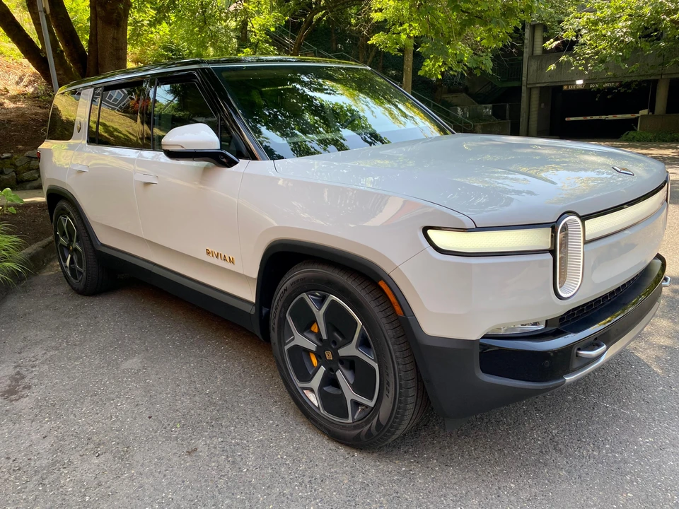 2023 Rivian R1S - Image 17 of 31