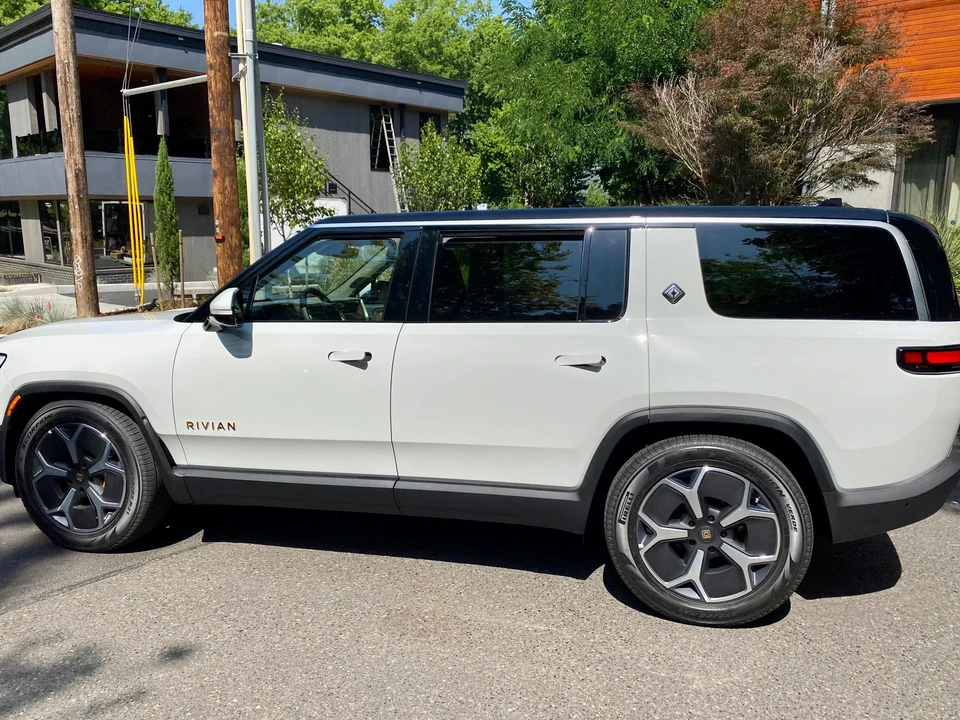 2023 Rivian R1S - Image 11 of 31