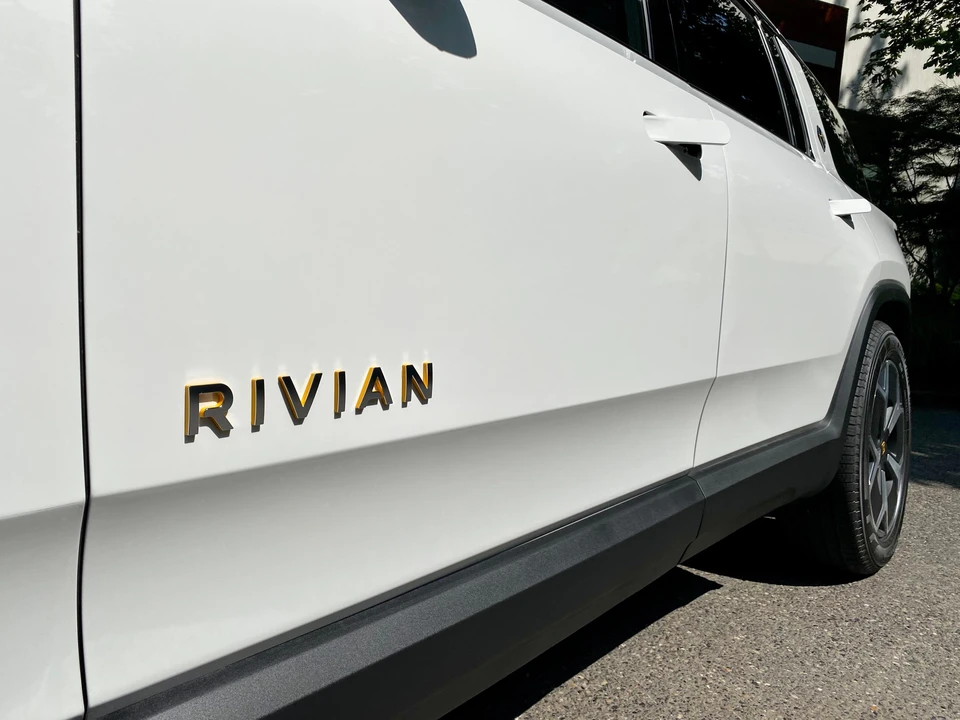 2023 Rivian R1S - Image 26 of 31