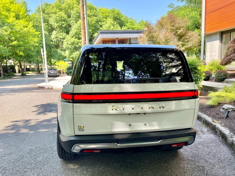2023 Rivian R1S - Image 14 of 31