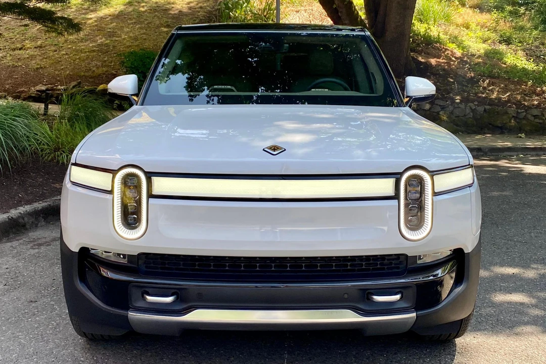 2023 Rivian R1S - Image 2 of 31