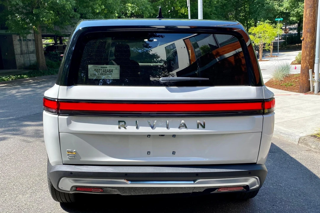 2023 Rivian R1S - Image 5 of 31