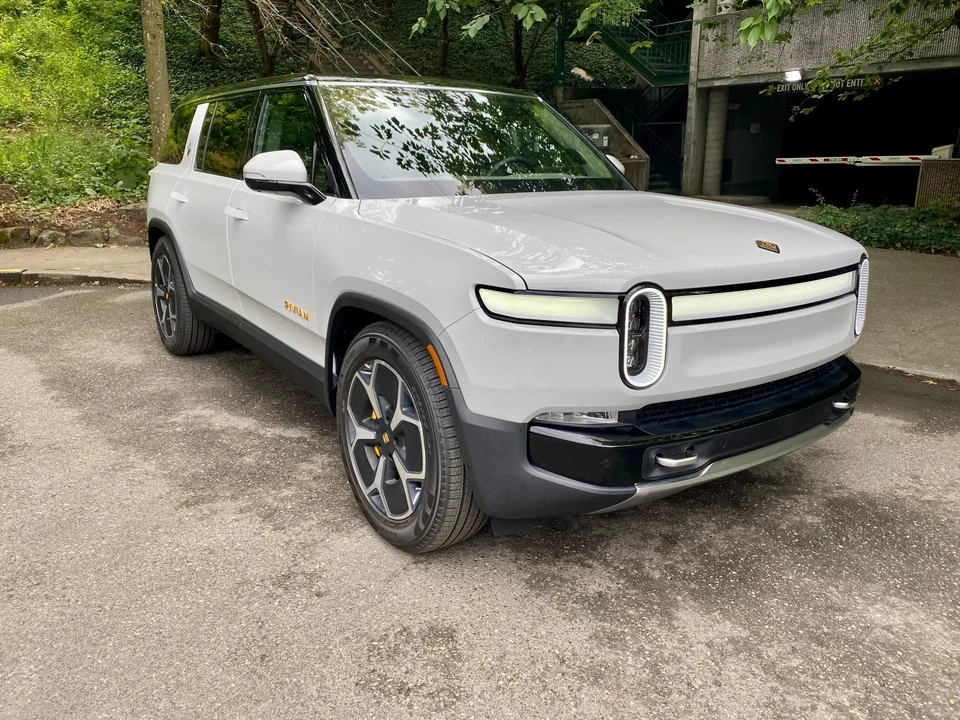 2023 Rivian R1S - Image 18 of 31