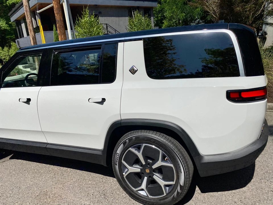 2023 Rivian R1S - Image 27 of 31