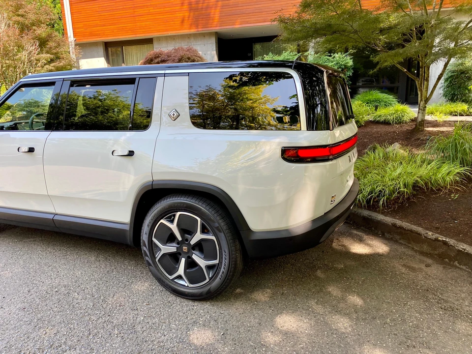 2023 Rivian R1S - Image 28 of 31