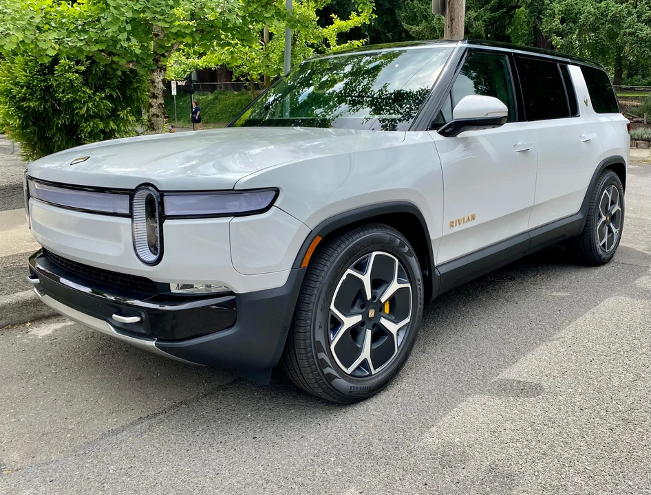 2023 Rivian R1S - Image 9 of 31