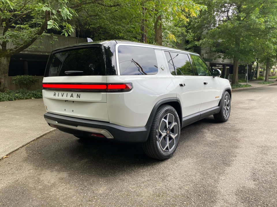 2023 Rivian R1S - Image 15 of 31