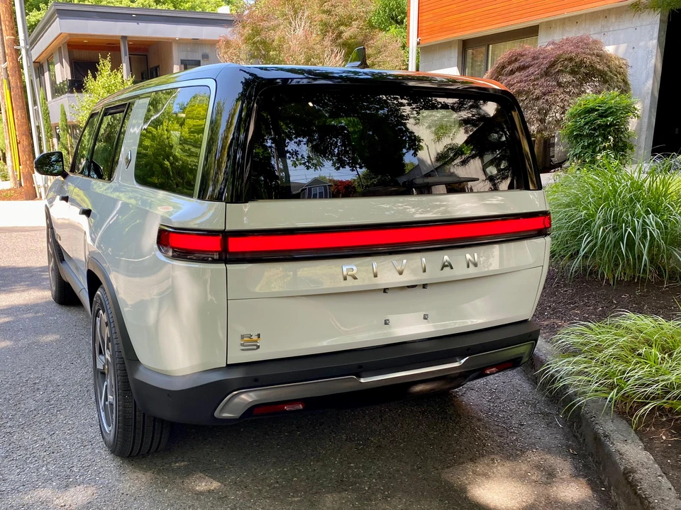 2023 Rivian R1S - Image 13 of 31