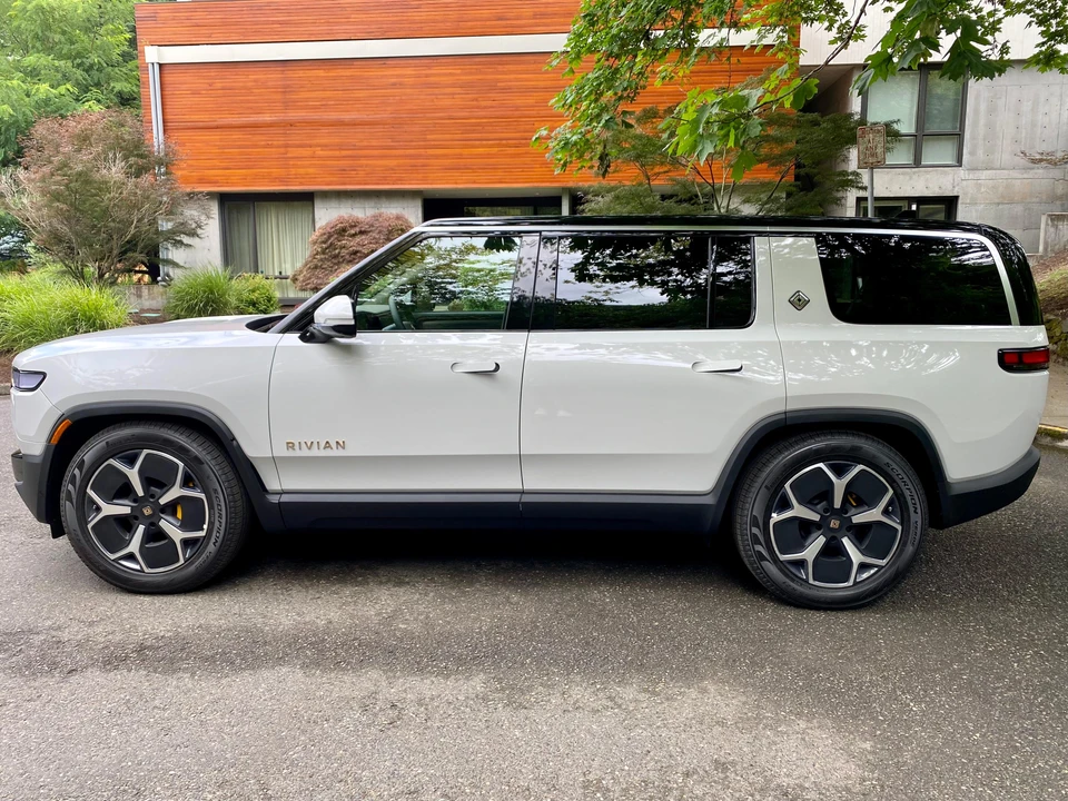 2023 Rivian R1S - Image 10 of 31