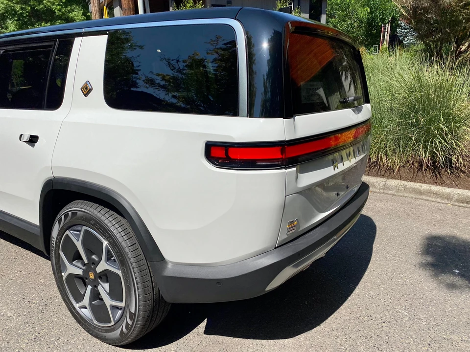 2023 Rivian R1S - Image 29 of 31
