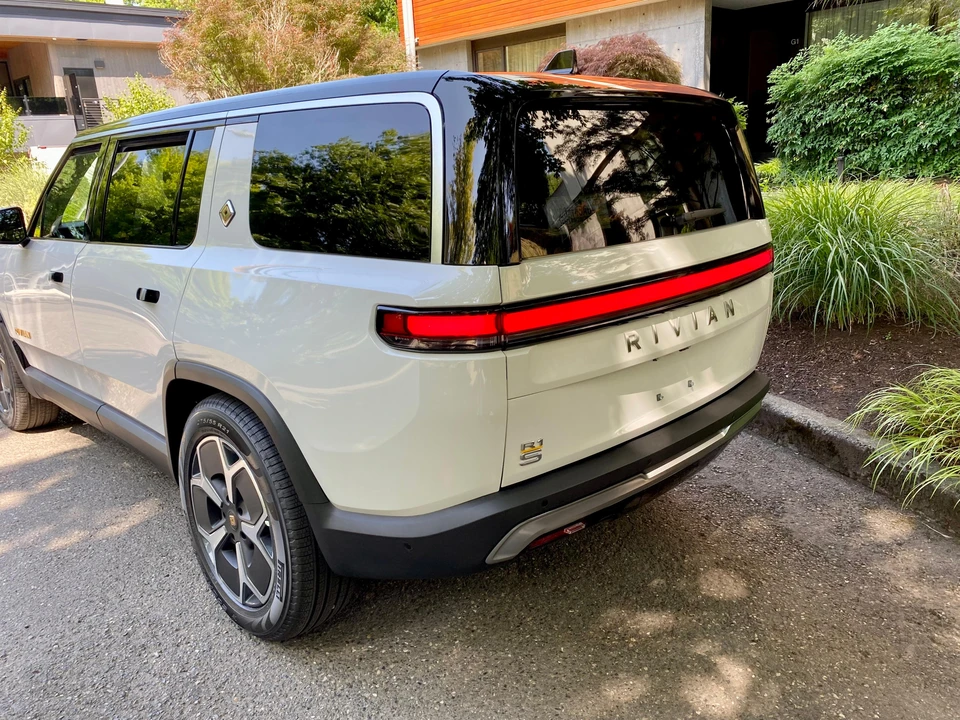 2023 Rivian R1S - Image 30 of 31