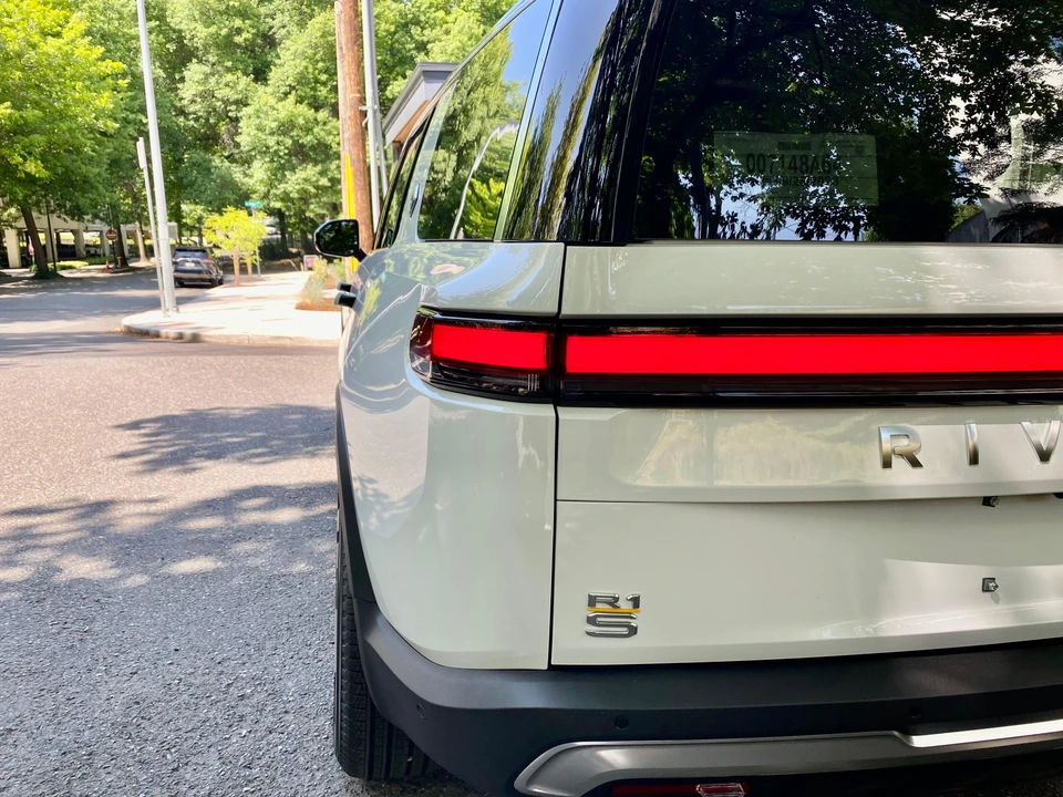 2023 Rivian R1S - Image 31 of 31