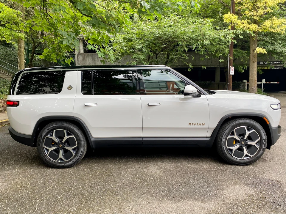 2023 Rivian R1S - Image 16 of 31
