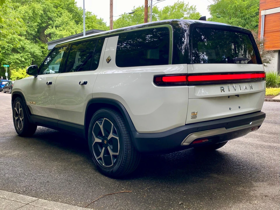 2023 Rivian R1S - Image 12 of 31