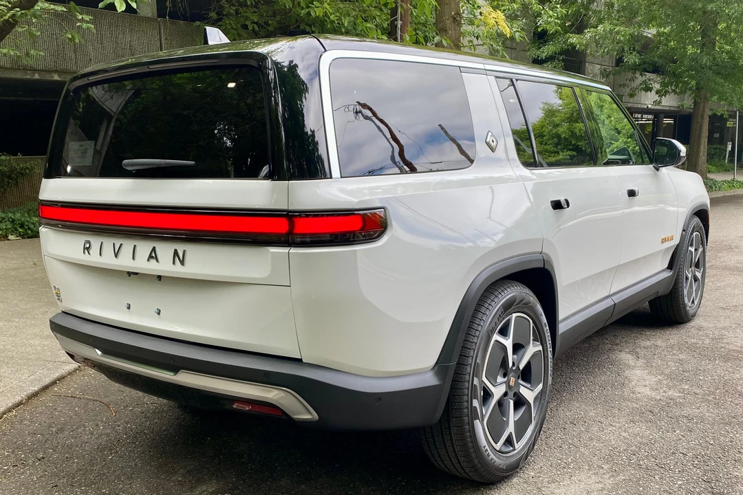 2023 Rivian R1S - Image 4 of 31