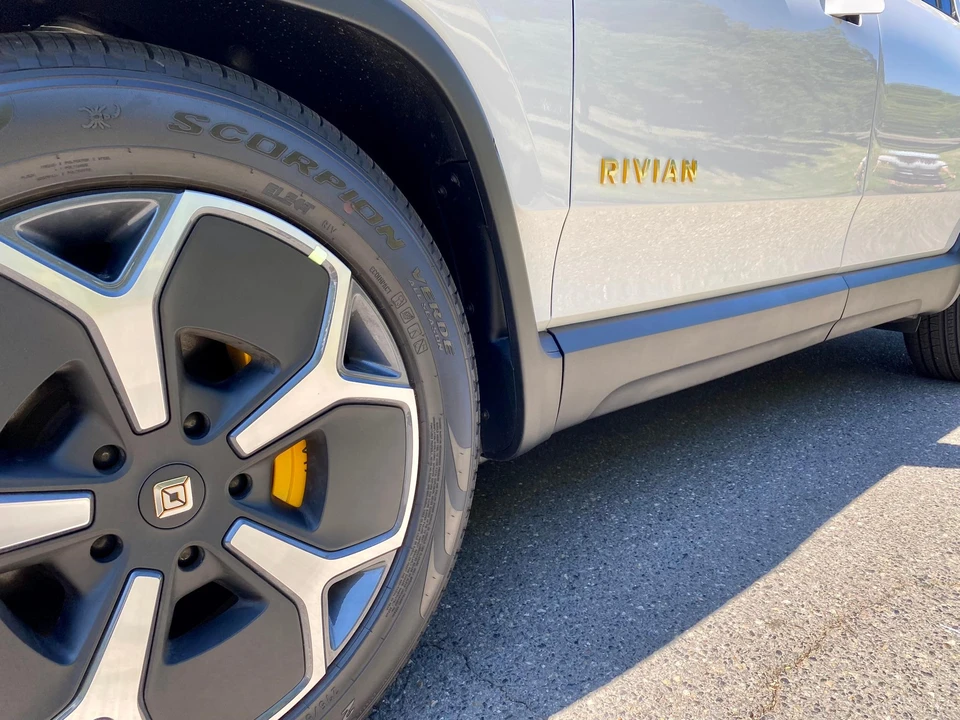 2023 Rivian R1S - Image 25 of 31
