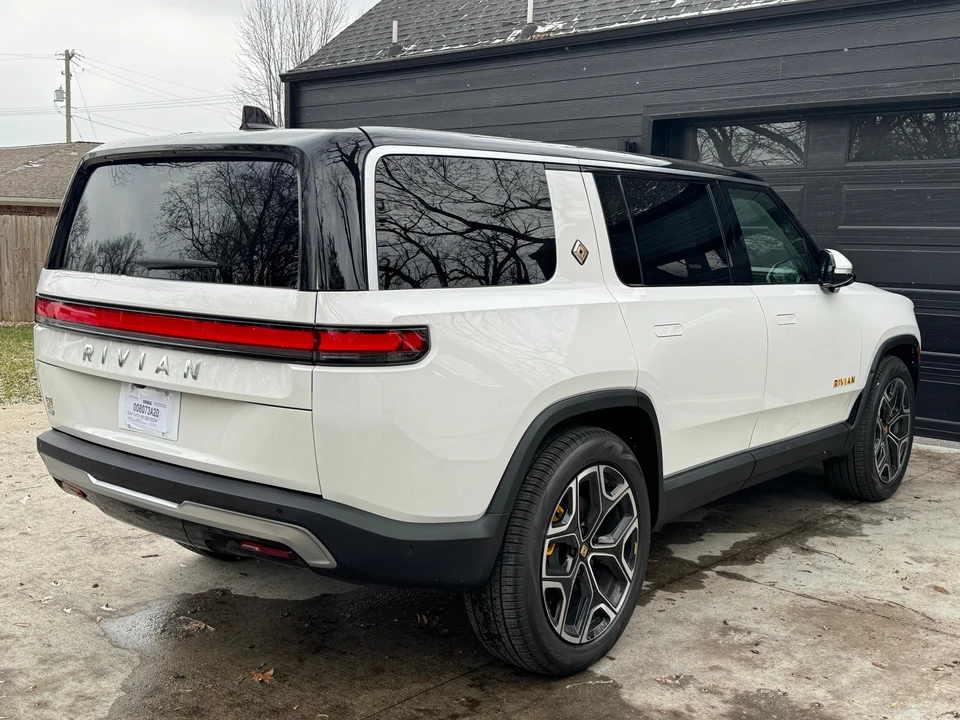 2023 Rivian R1S - Image 14 of 31