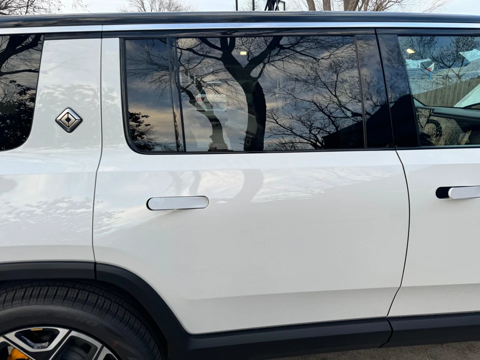 2023 Rivian R1S - Image 26 of 31