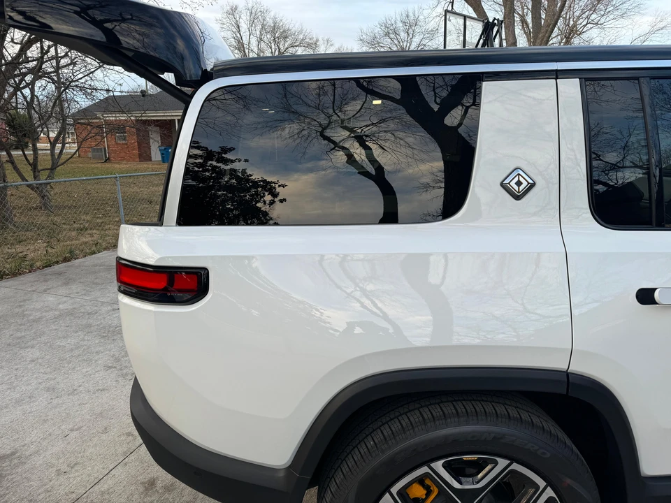 2023 Rivian R1S - Image 25 of 31
