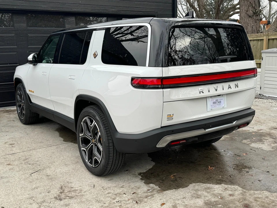 2023 Rivian R1S - Image 9 of 31
