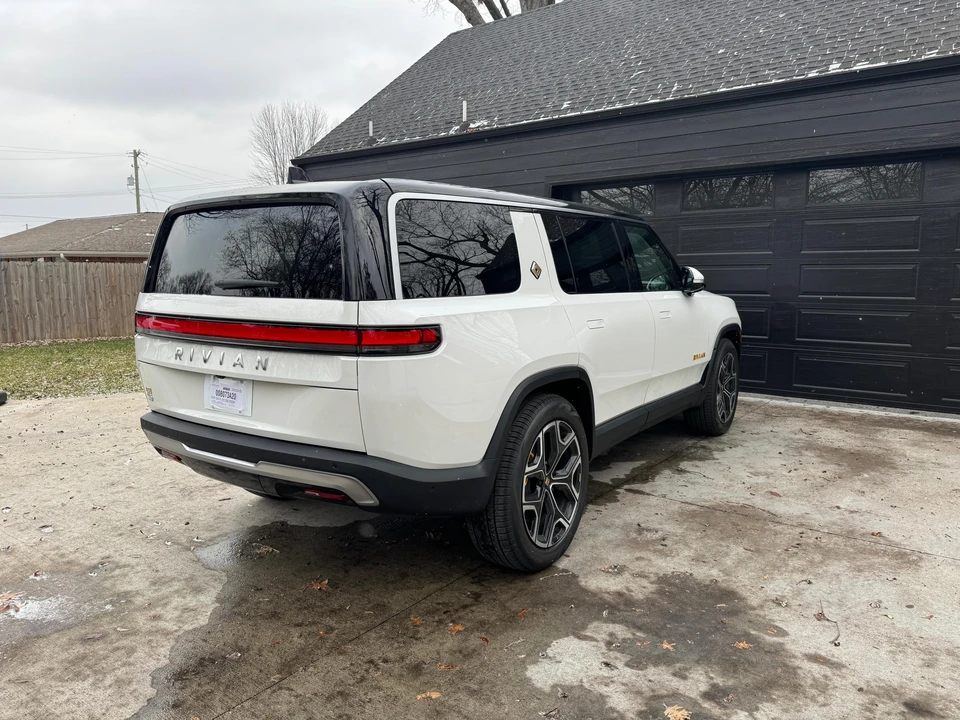 2023 Rivian R1S - Image 12 of 31