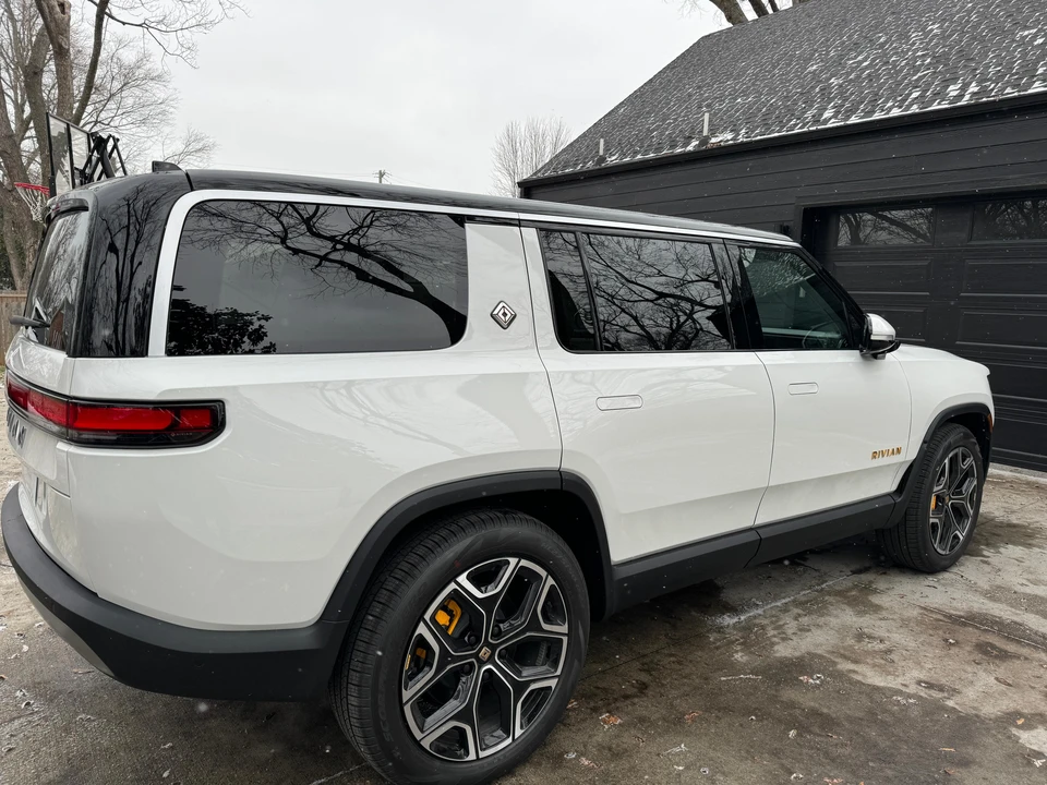 2023 Rivian R1S - Image 18 of 31