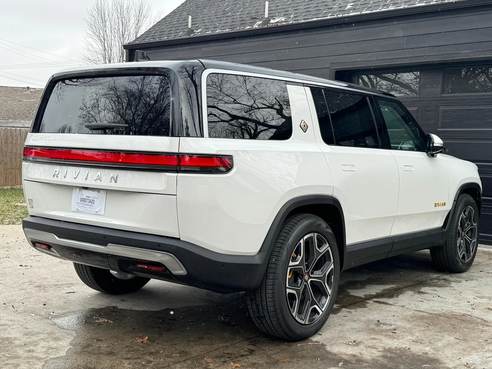 2023 Rivian R1S - Image 16 of 31