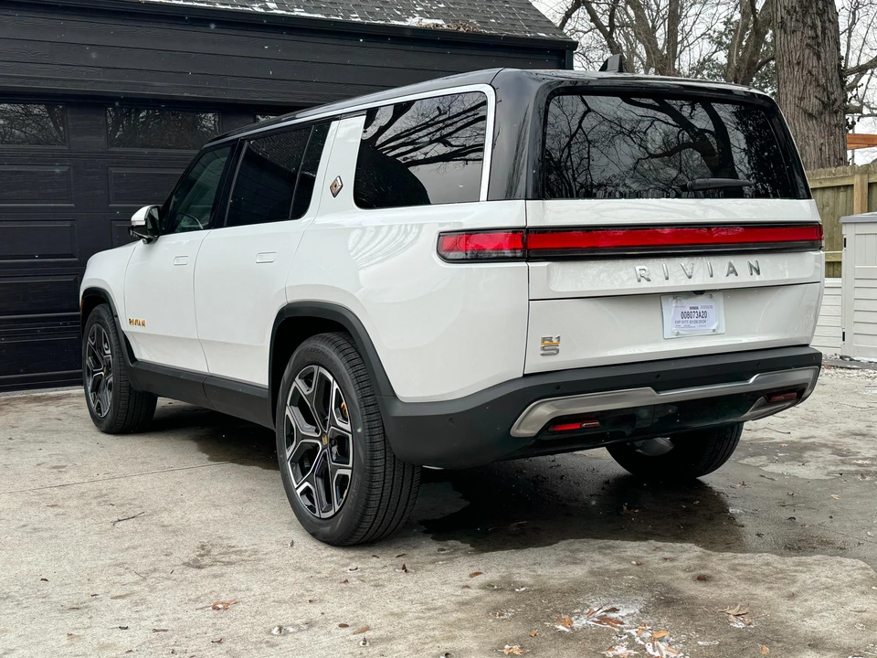 2023 Rivian R1S - Image 10 of 31