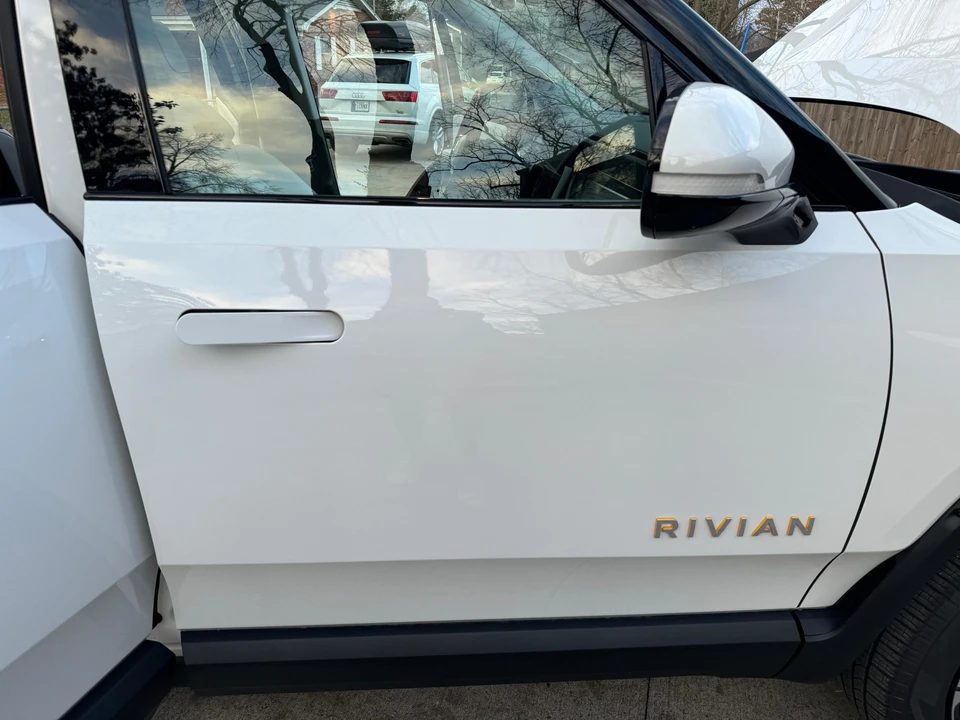 2023 Rivian R1S - Image 27 of 31