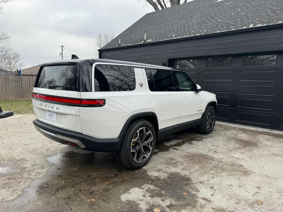 2023 Rivian R1S - Image 13 of 31