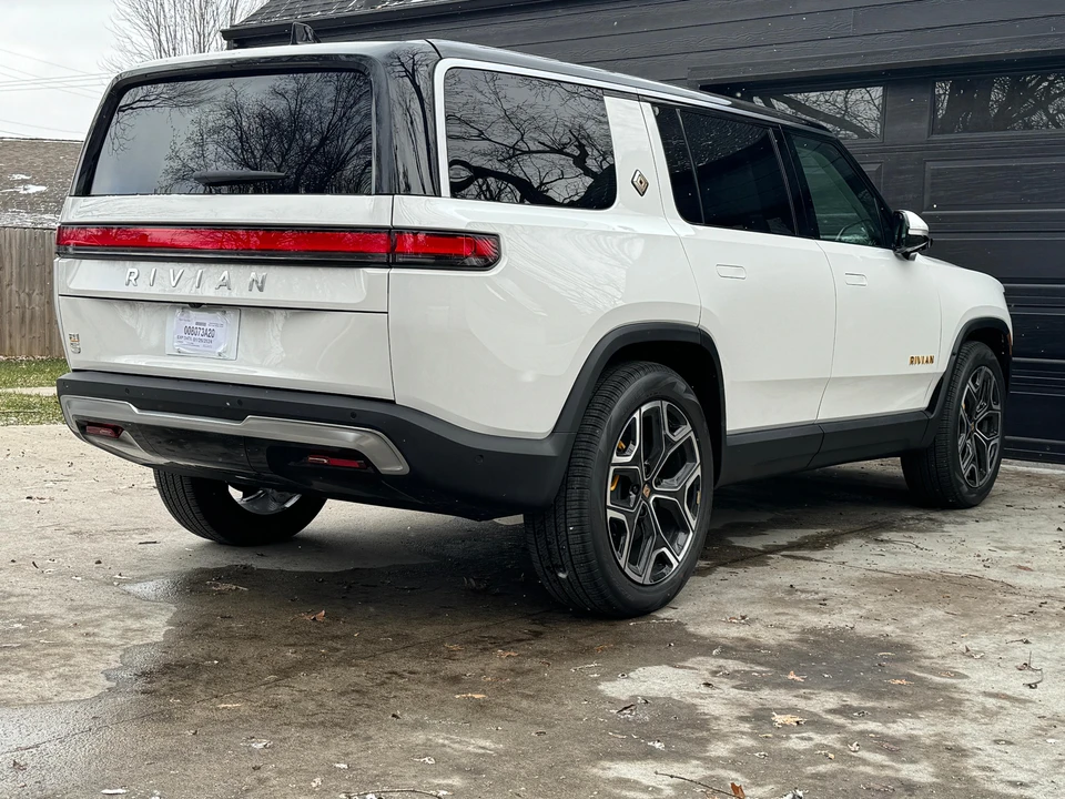 2023 Rivian R1S - Image 17 of 31