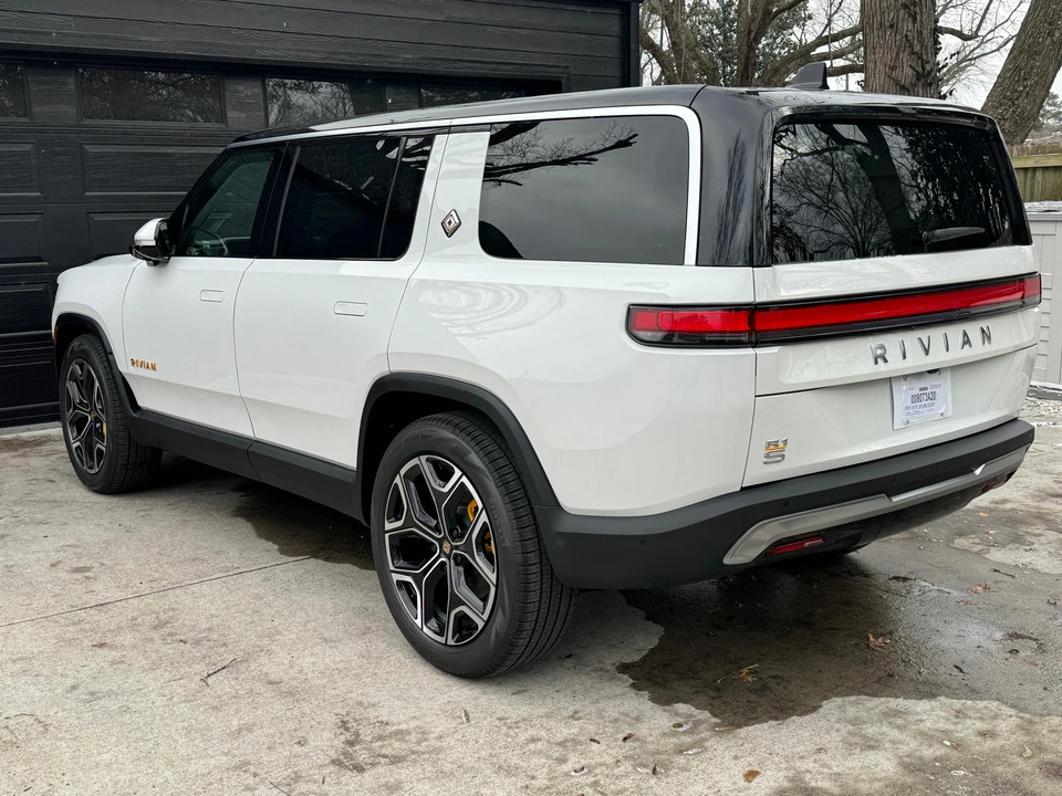 2023 Rivian R1S - Image 8 of 31