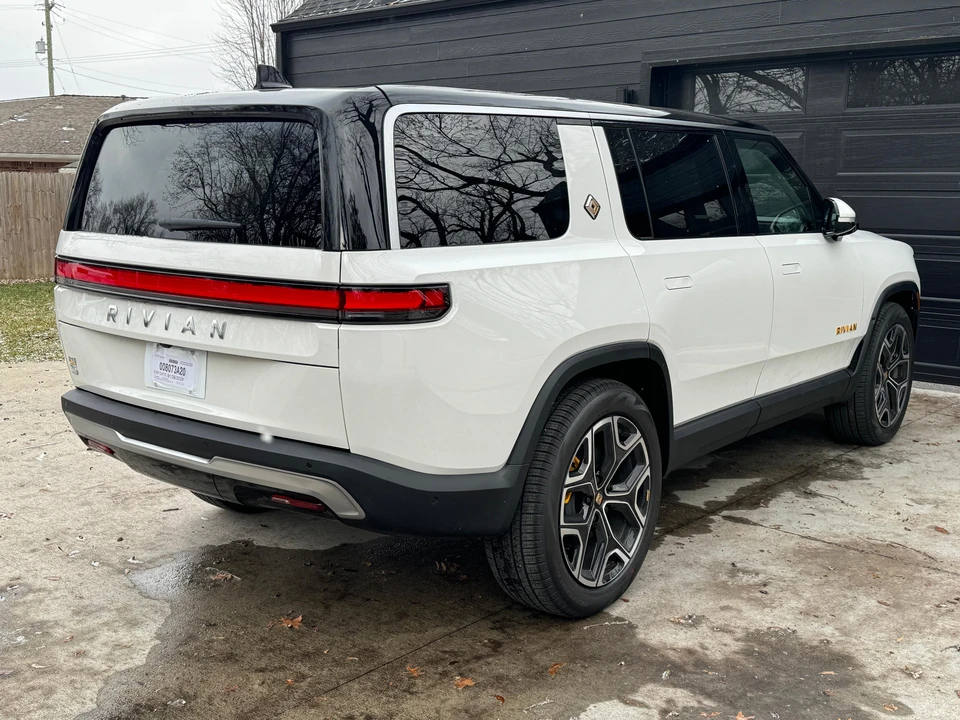 2023 Rivian R1S - Image 15 of 31