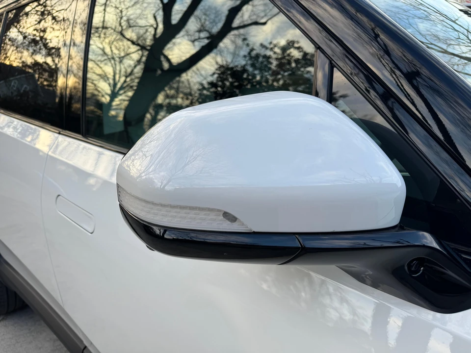 2023 Rivian R1S - Image 28 of 31