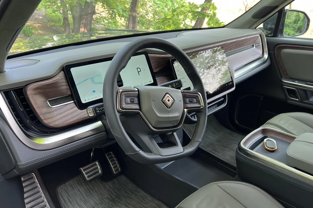 2023 Rivian R1S - Image 7 of 8