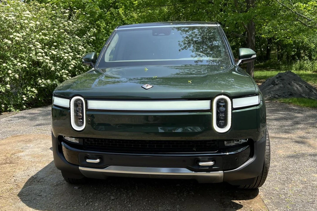 2023 Rivian R1S - Image 2 of 8